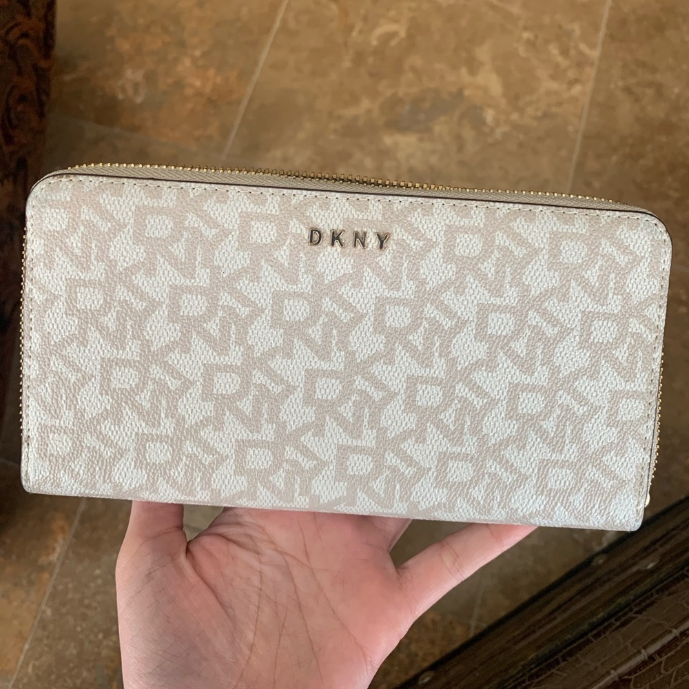 DKNY Logo Large Zip-Around Wallet